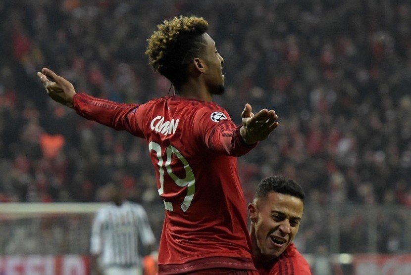 Kingsley Coman merayakan gol bersama Thiago Alcantara.