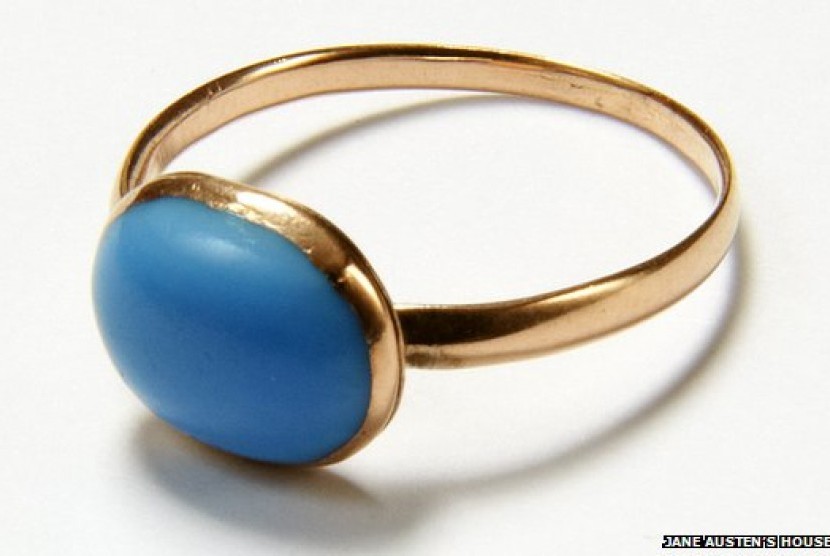 Kini, cincin yang sebelumnya dibeli Clarkson lewat lelang diserahkan ke museum.