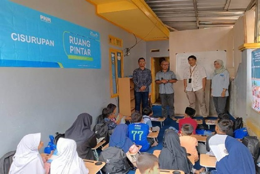 Kini siswa-siswi di Garut, Jawa Barat, terutama di Desa Balewangi, Kecamatan Cisurupan, dapat menikmati fasilitas belajar online gratis. PT Permodalan Nasional Madani (PNM) sediakan ruang kelas dengan fasilitas lengkap seperti Wifi, perangkat laptop & mouse, paket buku, dan kelengkapan umum kelas belajar mengajar. 