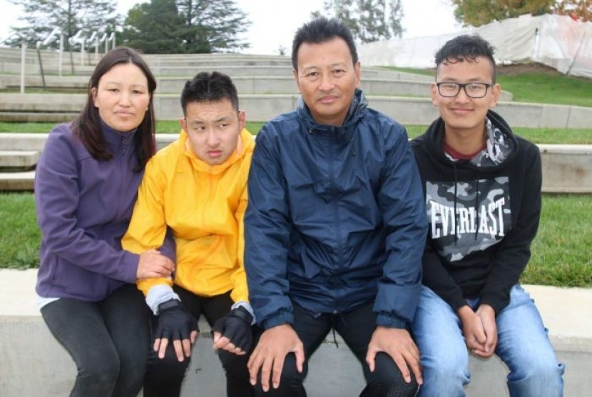 Kinley Wangchuck (dua dari kiri) bersama dengan ibunya Jangchu Pelden, bapaknya Tshering dan kakaknya Tenzin Jungney. 