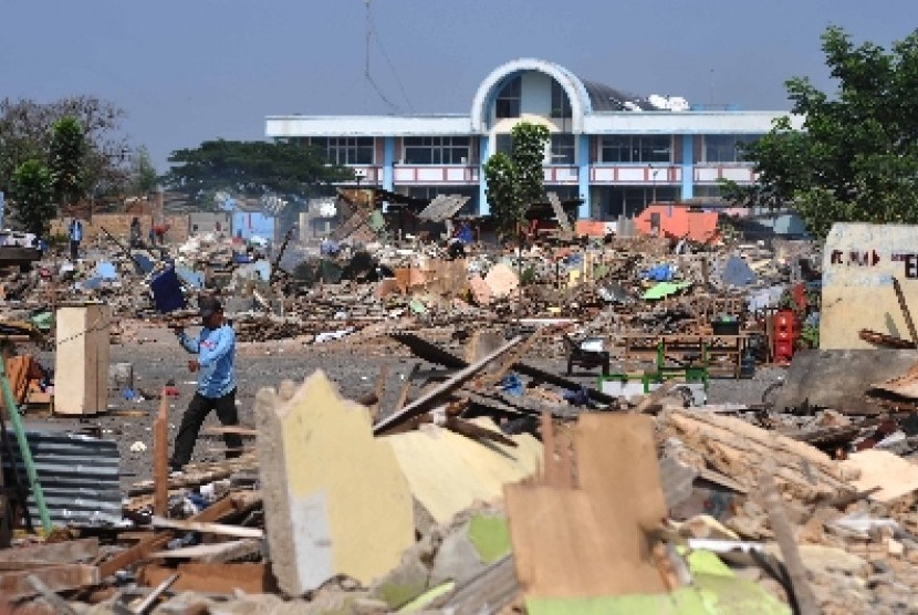 Kios dirubuhkan di kawasan Terminal Depok, Jawa Barat, Kamis (9/10).