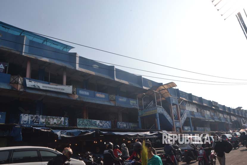 Kios-kios di Pasar Ciputat yang terbengkalai dan berantakkan, 