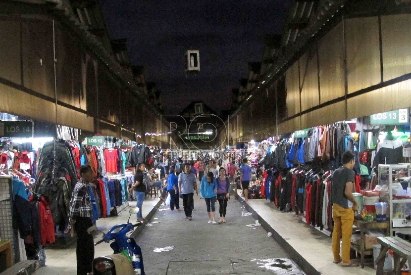 Kios penjual pakaian bekas Pasar Klithikan.(Republika/Agung Supriyanto)