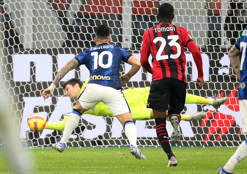 Kiper AC Milan Ciprian Tatarusanu (kuning) menahan tendangan penalti penyerang Inter Milan Lautaro Martinez.