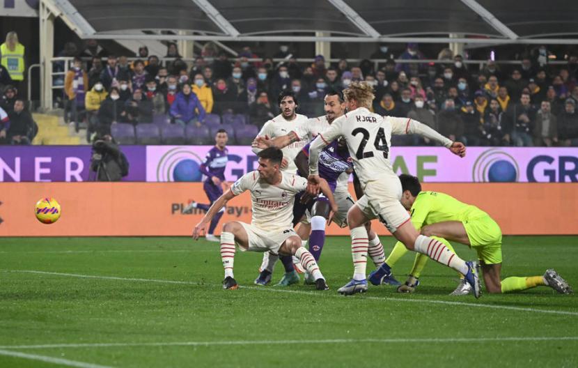 Kiper AC Milan Ciprian Tatarusanu membuat blunder yangberujung gol pertama Fiorentina yang dicetak Alfred Duncan.