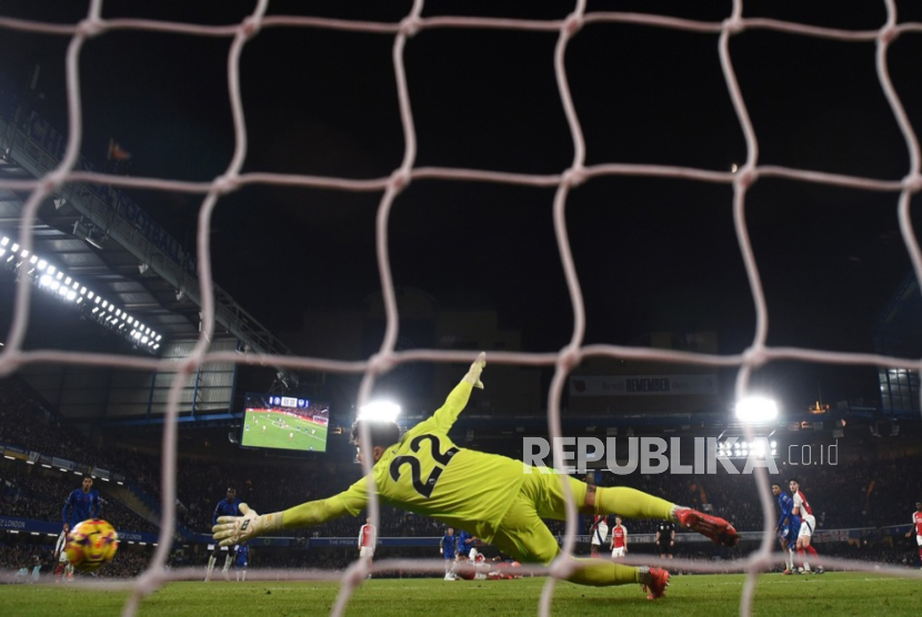 Kiper Arsenal David Raya kebobolan oleh winger Chelsea Pedro Neto dalam pertandingan Liga Primer Inggris di Stamford Bridge, London, Inggris, Senin (11/11/2024) dini hari WIB. Laga berakhir imbang 1-1.