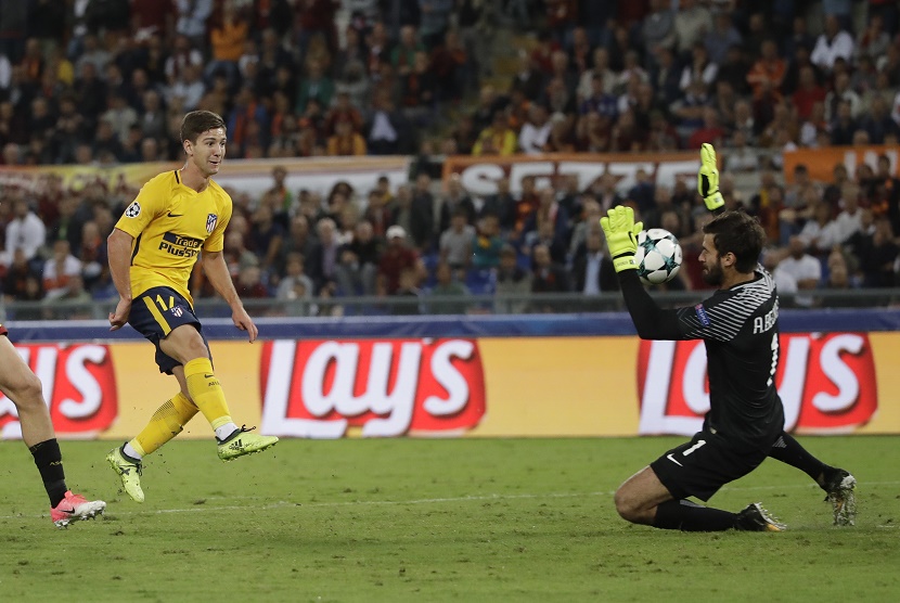 Kiper AS Roma Alisson (kanan) menahan tendangan pemain Atletico Madrid, Luciano Vietto.