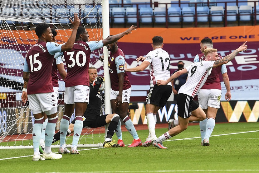 Kiper Aston Villa, Orjan Nyland, sempat menangkap bola yang telah melewati garis gawang saat mengamankan tendangan bebas.