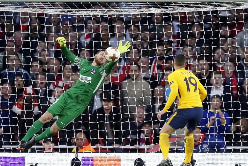 Kiper Atletico Jan Oblak menyelamatkan gawang dalam Liga Eropa melawan Arsenal di Arsenal Stadium, di Londong, Inggris.