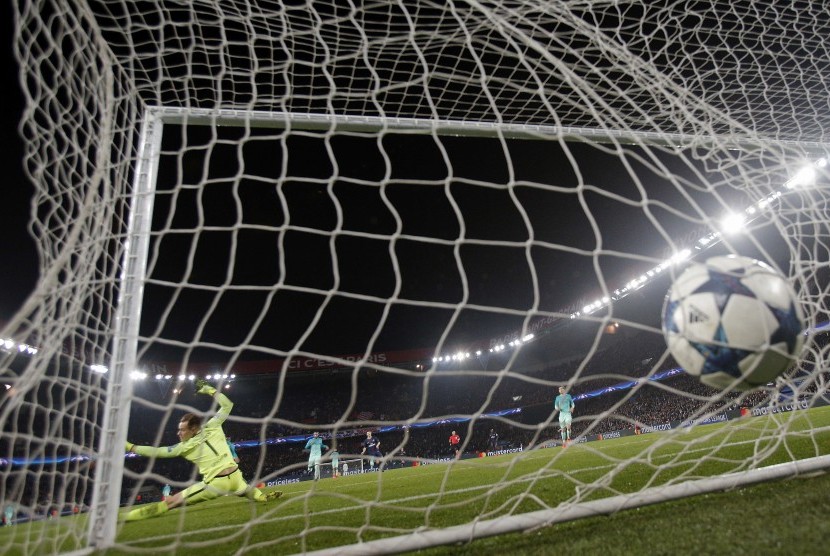 Kiper Barcelona, Marc-Andre ter Stegen (kiri) tak bisa menahan tembakan Edinson Cavani yang berbuah gol keempat Paris Saint-Germain (PSG) pada laga Liga Champions, di Parc des Princes, Rabu (15/2) dini hari WIB. PSG menang 4-0. 