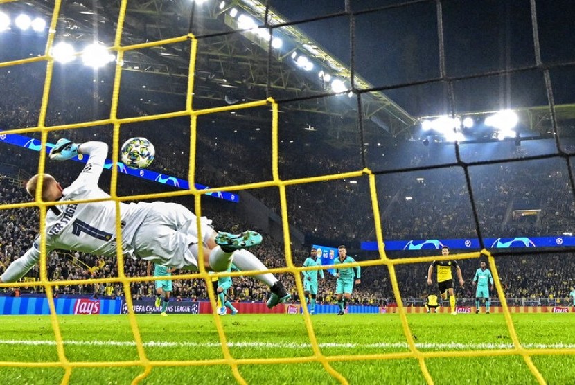 Kiper Barcelona Marc-Andre ter Stegen menangkis bola penalti dari pemain Dortmund Marco Reus di kualifikasi Grup F Liga Champions