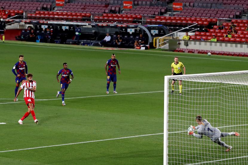 Kiper Barcelona Marc-Andre Ter Stegen menggagalkan upaya striker Atletico Madrid mencetak gol dari titik penaliti. Pada laga tersebut, Diego Costa juga mencetak gol bunuh diri.