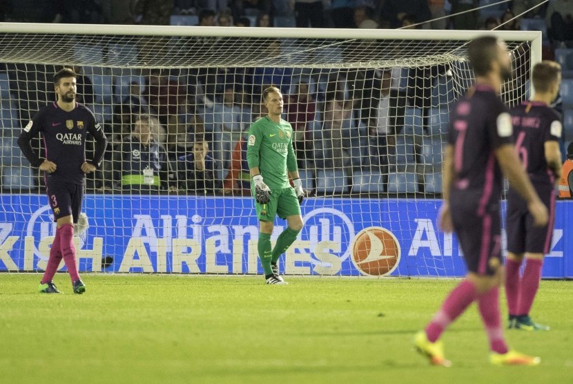 Kiper Barcelona, Marc-Andre ter Stegen (tengah) terlihat pasrah setelah gawangnya kebobolan pada laga La Liga lawan Celta Vigo, Senin (3/10) dini hari WIB. Pada laga itu, Barca kalah 3-4.