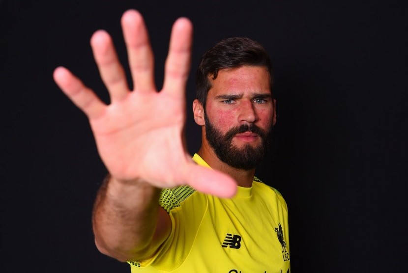 Kiper baru Liverpool, Alisson Becker.