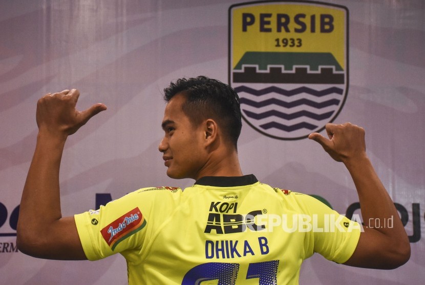 Kiper baru Persib Bandung Dhika Bhayangkara melakukan sesi foto saat diperkenalkan di Graha Persib, Jalan Sulanjana, Kota Bandung, Selasa (27/8). 