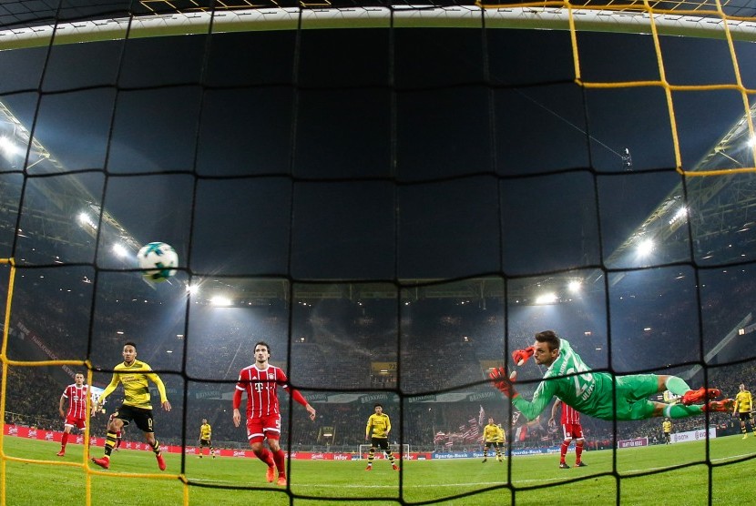 Kiper Bayern Muenceh Sven Ulreich beraksi saat melawan Borussia Dortmund, Ahad (5/11) dini hari WIB. 