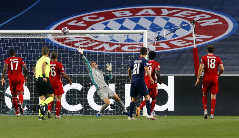 Kiper Bayern Muenchen, Manuel Neuer mengantisipasi sepakan keras gelandang PSG, Angel de Maria pada laga final Liga Champions, Senin dini hari WIB.