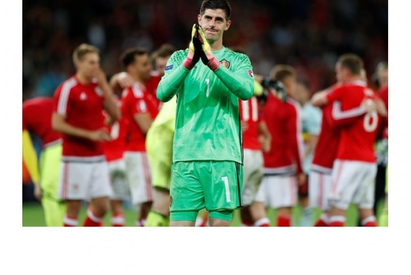 Kiper Belgia Thibaut Courtois menunjukkan gesture meminta maaf kepada penggemar Belgia usai dikalahkan Wales. 