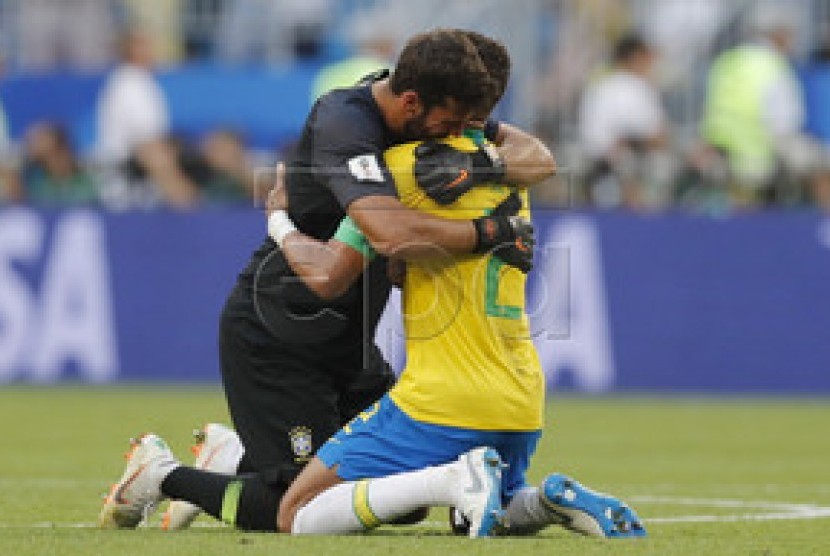 Kiper Brasil Alisson dan kapten Brasil Thiago Silva merayakan kelolosan timnya ke perempat final Piala Dunia 2018 Rusia usai menekuk Meksiko 2-0, Senin (2/7) malam WIB.
