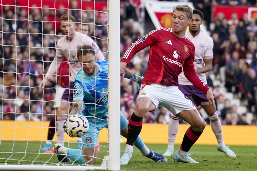 Kiper Brentford Mark Flekken, depan kiri, melakukan penyelamatan di depan pemain Manchester United Rasmus Hojlund selama pertandingan sepak bola Liga Primer Inggris antara Manchester United dan Brentford di stadion Old Trafford di Manchester, Inggris, Sabtu, 19 Oktober 2024.