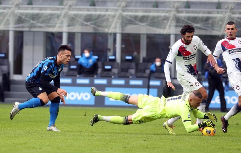 Kiper Crotone Alex Cordaz menyelamatkan upaya tembakan penyerang Inter Milan Lautaro Martinez, Crotone takluk 2-6 dari Inter di Giuseppe Meazza, Ahad (3/1).