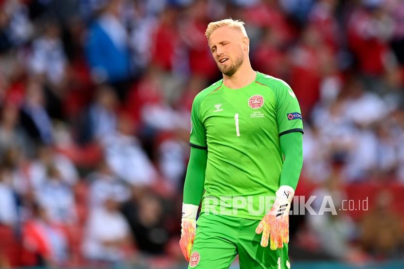 Kiper Denmark Kasper Schmeichel bereaksi pada pertandingan Grup B Euro 2020 antara Denmark dan Finlandia di Stadion Parken di Kopenhagen, Sabtu (12/6).