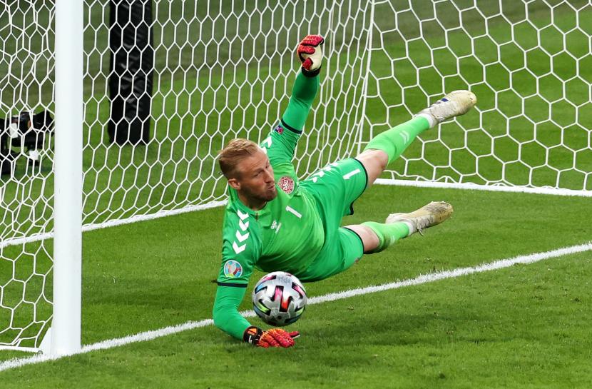 Kiper Denmark Kasper Schmeichel melakukan penyelamatan saat semifinal UEFA EURO 2020 antara Inggris dan Denmark di London, Inggris, 07 Juli 2021.