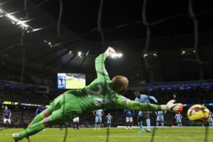 Kiper Everton Tim Howard gagal menangkap bola tendangan penalti Yaya Toure, Ahad (7/12) dini hari WIB.