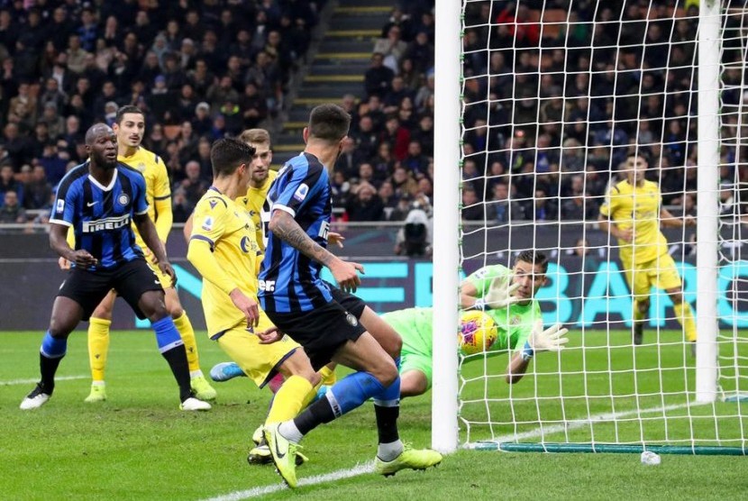 Kiper Hellas Verona, Marco Silvestri, mencegah gawangnya kebobolan dari percobaan pemain Inter Milan.