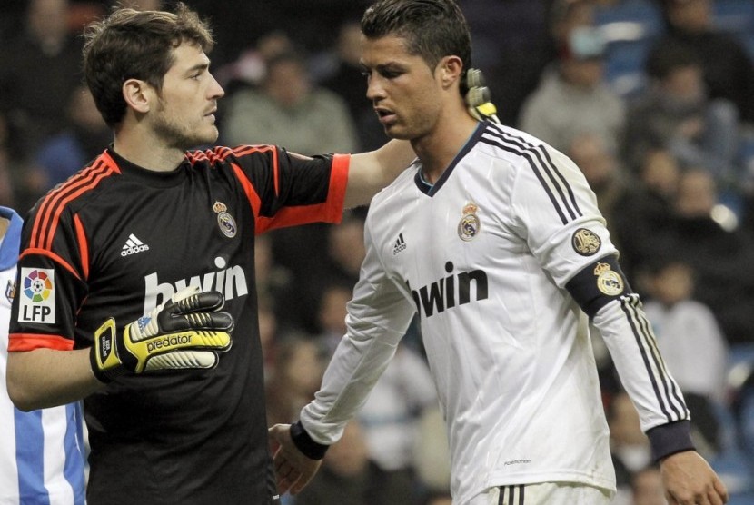 Kiper Iker Casillas bersama Cristiano Ronaldo.