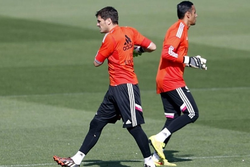 Kiper Iker Casillas dan Keylor Navas berlatih bersama.