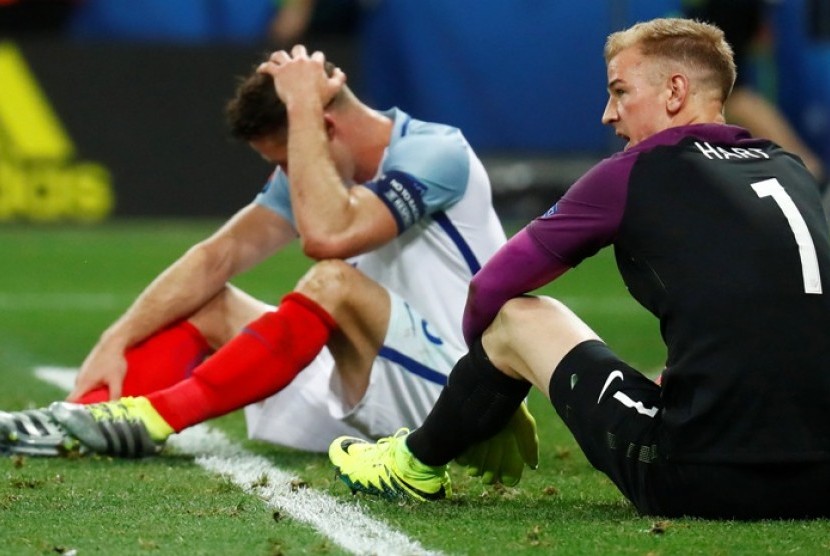 Kiper Inggris Joe Hart (kanan) dan bek Gary Cahill menyesali kekalahan lawan Islandia pada babak 16 besar Piala Eropa 2016.