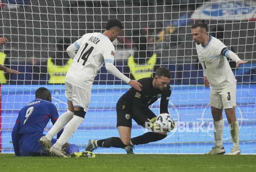 Kiper Israel Daniel Peretz mengambil bola dalam pertandingan sepak bola UEFA Nations League melawan Prancis di Stadion Stade de France di Saint-Denis, Paris, Jumat 15 November 2024 dini hari WIB. 