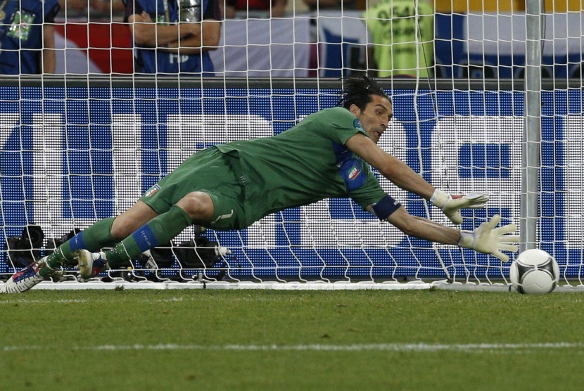 Kiper Italia, Buffon berhasil gagalkan tendangan penalti Ashley Cole