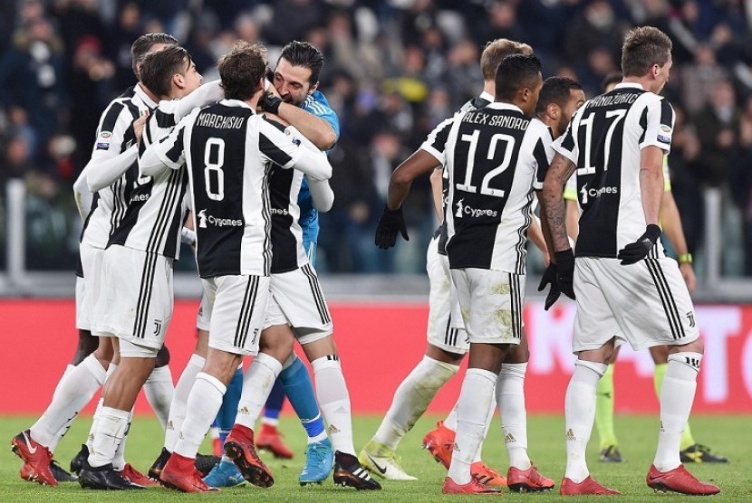 Kiper Juventus, Gianluigi Buffon (berbaju biru) memeluk Mattia De Sciglio (keempat dari kiri) seusai eks pemain AC Milan itu mencetak gol perdana untuk Nyonya Tua ke gawang Crotone, Senin (27/11) dini hari WIB.