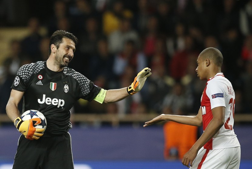 Kiper Juventus, Gianluigi Buffon dan striker AS Monaco, Kylian Mbappe pada laga Liga Champions, di Stade Louis II, Kamis (4/5) dini hari WIB.