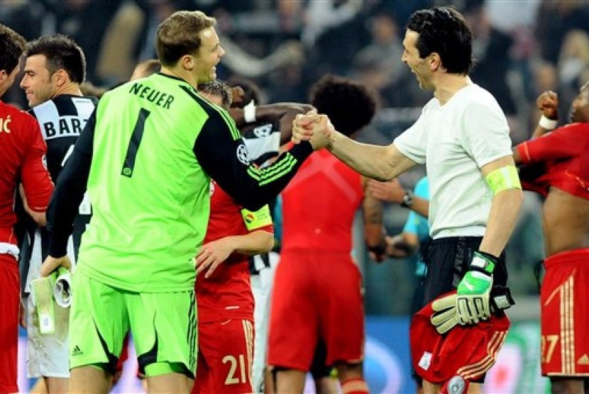 Kiper Juventus Gianluigi Buffon (kanan) bersalaman dengan kiper Bayern Muenchen Manuel Neuer usai laga leg kedua perempat final Liga Champions, Kamis (11/4) dini hari di Juventus Stadium yang dimenangkan Bayern 2-0.