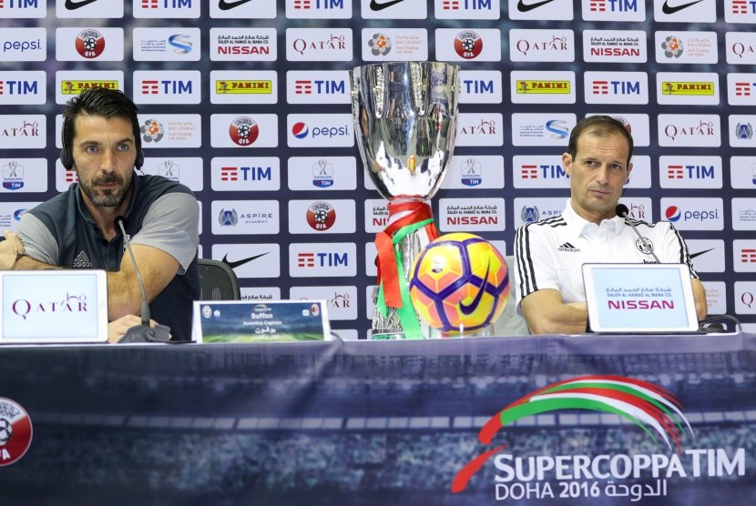 Kiper Juventus, Gianluigi Buffon (kiri) dan pelatih, Massimiliano Allegri saat konferensi pers, jelang final Supercoppa Italiana lawan AC Milan, Kamis (22/12).