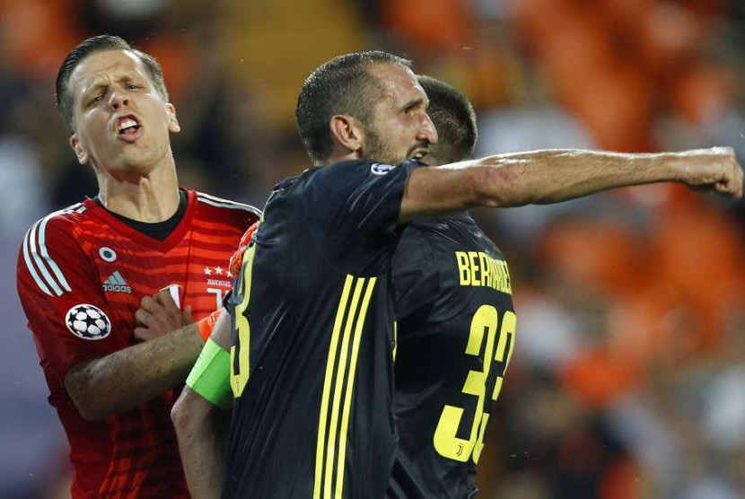 Kiper Juventus Wojciech Szczesny (kiri) merayakan kemenangan timnya atas Valencia di Liga Champions.