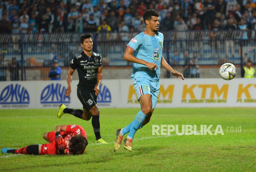 Kiper kesebelasan Persib Bandung I Made Wirawan (kiri) dilanggar pemain Persela Mawouna Kodjo Amevour (kanan) dalam pertandingan Liga 1 2019 di Stadion Surajaya Lamongan, Jawa Timur, Kamis (8/8/2019) malam.