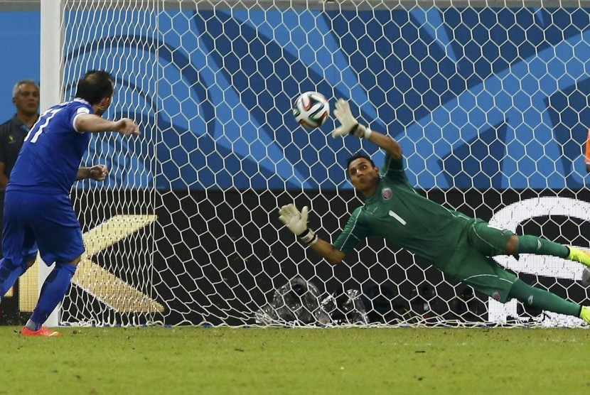 Kiper Kosta Rika, Keilor Navas melakukan penyelamatan dari tendangan penalti pemain Yunani, Theofanis Gekas (kiri) 