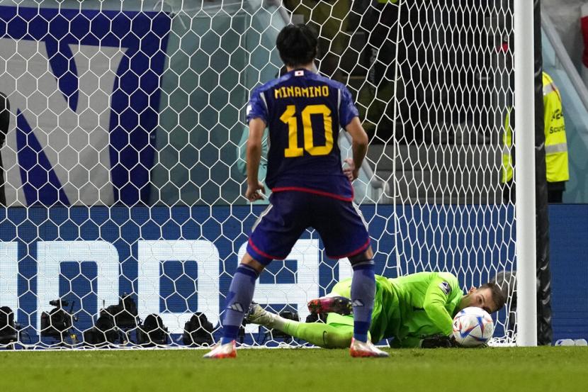  Kiper Kroasia Dominik Livakovic menyelamatkan tendangan penalti oleh Takumi Minamino dari Jepang selama pertandingan sepak bola babak 16 besar Piala Dunia antara Jepang dan Kroasia di Stadion Al Janoub di Al Wakrah, Qatar, Senin, 5 Desember 2022.