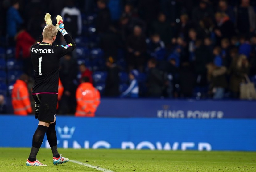 Kiper Leicester City, Kasper Schemeichel memberikan aplaus kepada penonton di stadion King Power seusai laga Liga Primer, Ahad (6/2) dini hari WIB. Leicester kalah dari Manchester United 0-3 pada laga ini.