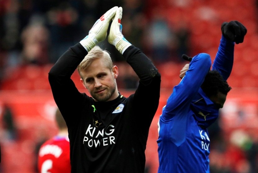 Kiper Leicester City Kasper Schmeichel memberikan applaus kepada penonton setelah bermain imbang 0-0 melawan Middlesbrough.