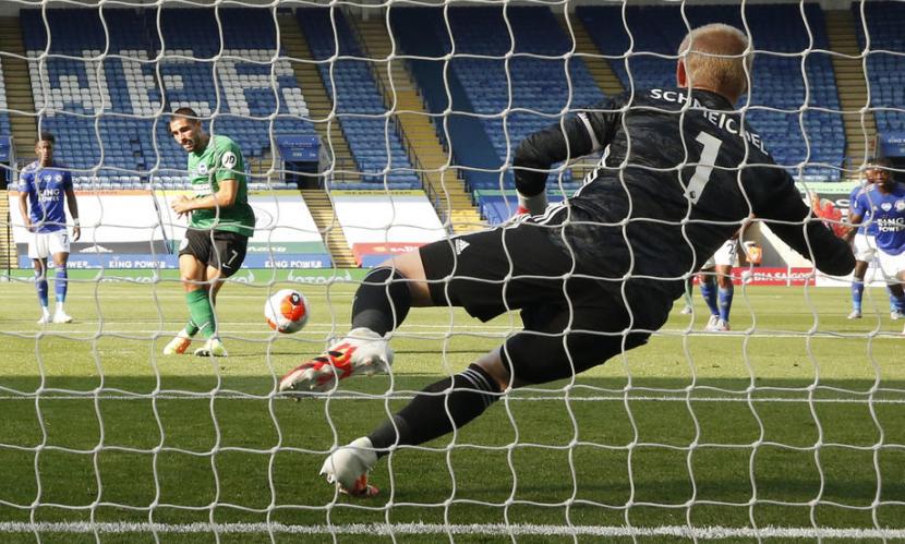 Kiper Leicester City, Kasper Schmeichel, menahan tendangan penalti penyerang Brighton and Hove Albion, Neal Maupay.