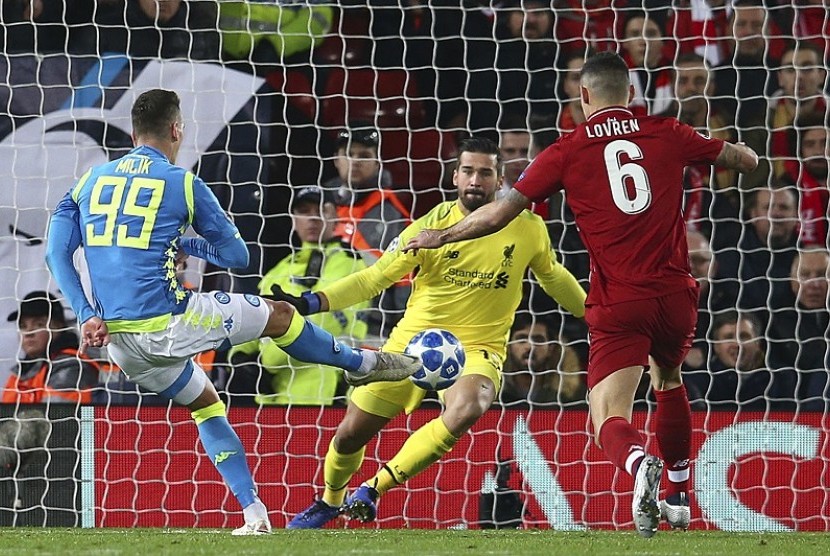Kiper Liverpool Alisson Becker melakukan penyelamatan penting di laga melawan Napoli dalam fase grup Liga Champions 2018/2019