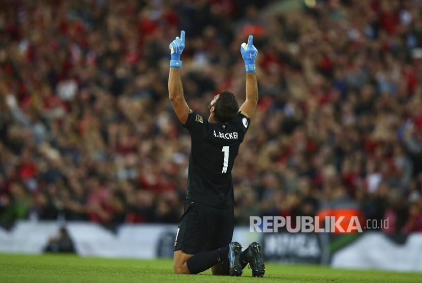 Kiper Liverpool Alisson Becker  merayakan gol ketiga The Reds pada laga liga Inggris antara Liverpool  melawan Norwich City  di Anfield Stadium, Liverpool, Ahad (11/8) waktu setempat.