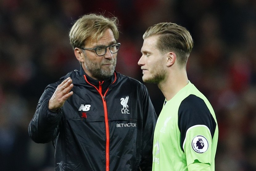 Kiper Liverpool, Loris Karius berbincang dengan pelatih, Juergen Klopp seusai laga Liga Primer lawan Manchester United pada 17 Oktober. Karius kini menjadi kiper utama the Reds menyingkirkan Simon Mignolet.