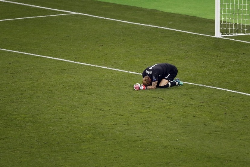  Kiper Liverpool Loris Karius tertunduk setelah kalah 1-3 dari Real Madrid di pertandingan final Liga Champions dua musim lalu.