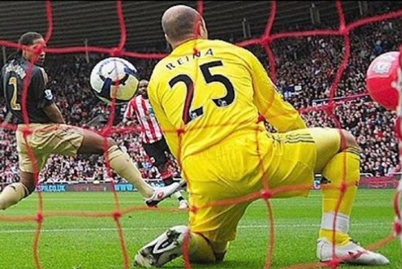 Kiper Liverpool, Pepe Reina kebingungan menahan bola tendangan Darren Bent yang berubah arah karena terkena bola pantai.